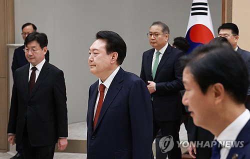 윤석열 대통령이 2일 서울 용산 대통령실 청사에서 열린 임명장 및 재외공관장 신임장 수여식을 마친 뒤 환담장으로 향하고 있다. 연합뉴스